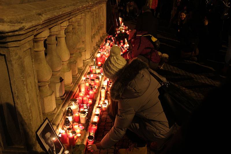 Na brněnském náměstí Svobody si lidé připomněli zapálením svíček Jana Palacha. Student se upálil přesně před půl stoletím.