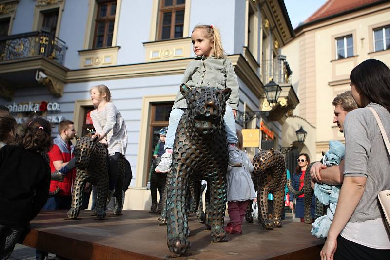 Sousoší Hejno vystřídalo na Galerii Šilingráku dílo sochaře Michala Gabriela s názvem Smečka.