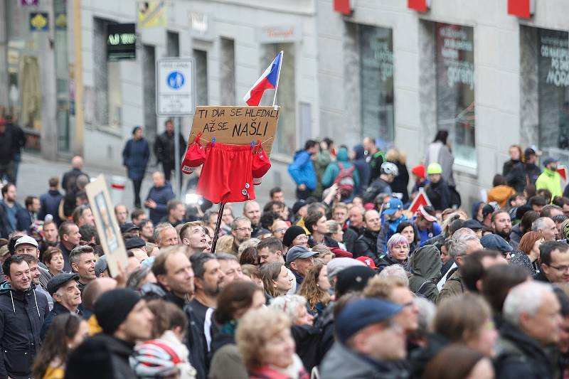 Lidé potřetí demonstrovali za nezávislou justici. Na Dominikánském náměstí se podle odhadů pořadatelů sešly tři tisíce protestujících.