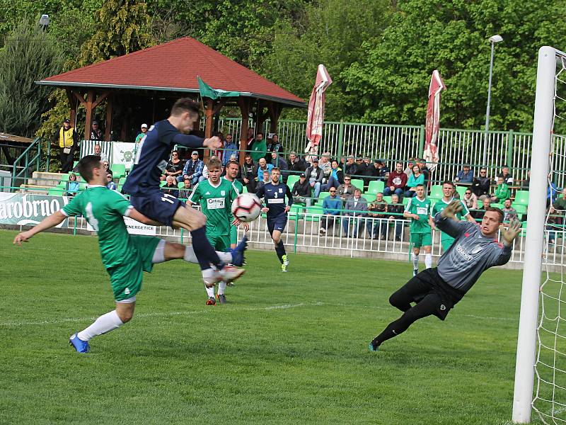 V utkání 22. kola fotbalové divize D prohrála Dosta Bystrc-Kníničky (zelené dresy) s FK Blansko 0:7.