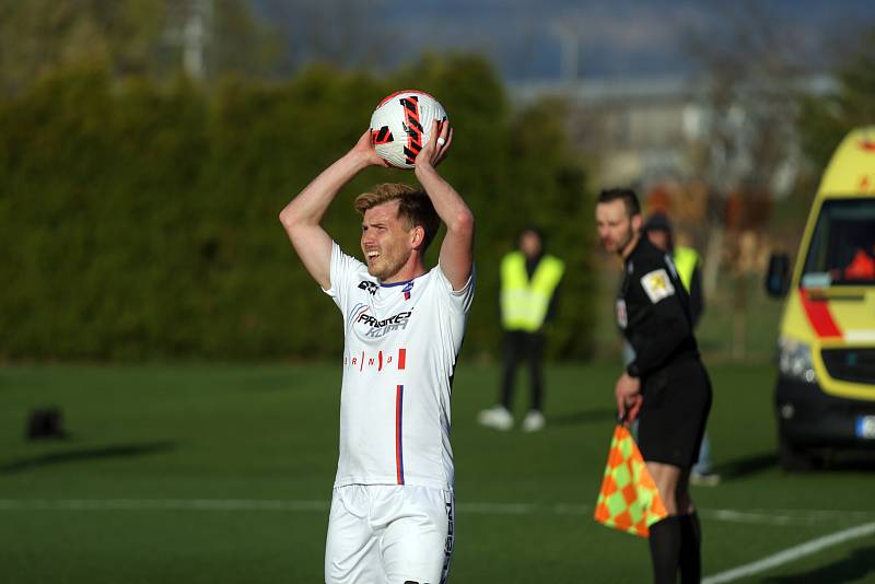 Líšeňští fotbalisté (v bílém) remizovali na domácím hřišti s Opavou 1:1.