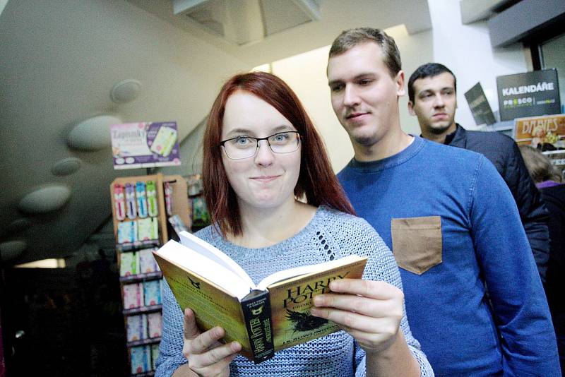 Zhruba stovka lidí postávala před páteční půlnocí před knihkupectvím Dobrovský v Joštově ulici. Důvodem nezvyklého zájmu Brňanů o čtení byl předprodej nejnovější knihy J. K. Rowlingové s názvem Harry Potter a prokleté dítě.