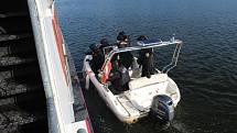 Zásah proti ozbrojeným výtržníkům na lodi trénovali v pondělí na Brněnské přehradě strážníci. Jednalo se o historicky první cvičení, do kterého zároveň zapojili psovody, poříční i pořádkovou jednotku městské policie.