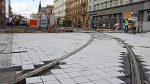 Z jedné z hlavních ulic v centru Brna se stalo za necelé čtyři měsíce staveniště. Kromě velkých výluk v městské hromadné dopravě dělá rekonstrukce problémy i lidem žijícím v okolí.