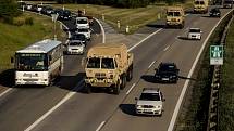 Desítky vozů americký armády projíždějící D1 a D2 jižní Moravou. Ilustrační foto.