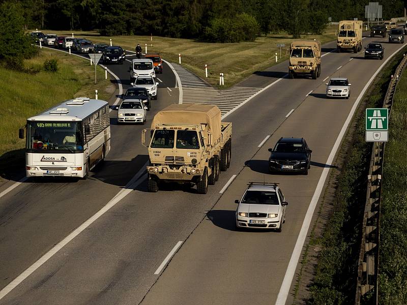 Desítky vozů americký armády projíždějící D1 a D2 jižní Moravou. Ilustrační foto.