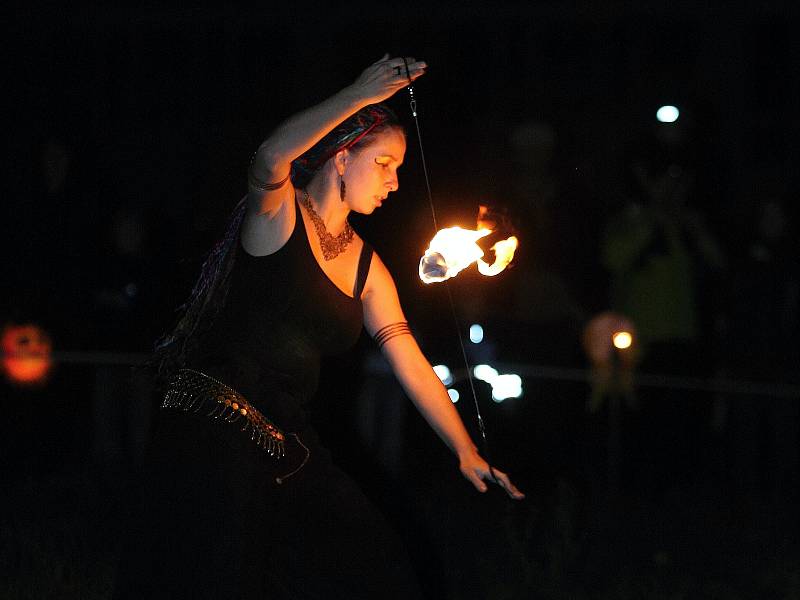 Lampionový průvod v brněnské Čertově rokli.