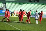 Fotbalisté Zbrojovky Brno (v červeném) remizovali na hřišti Karviné 1:1.