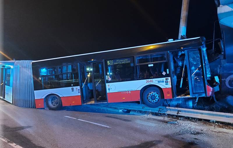 Noční rozjezd v Brně havaroval. Jedenáct zraněných.