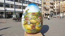 Obří velikonoční vejce na náměstí Svobody v centru Brna.