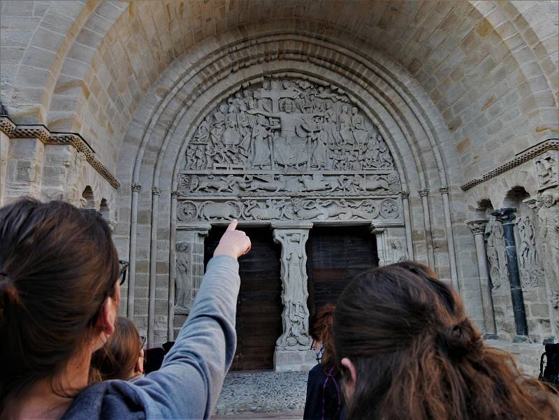 V minus čtyřech stupních, lijácích i za krupobití, nebo naopak ve vedrech a dusnu ušli studenti dějin umění Masarykovy univerzity celkem 1540 kilometrů napříč Švýcarskem a Francií při putování po středověkých památkách.