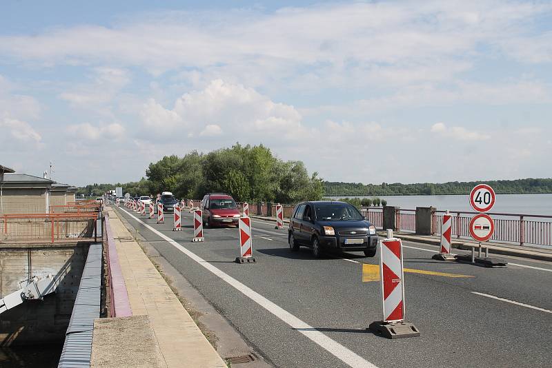 Kvůli špatnému stavu mostu u Pasohlávek tam od května řídí dopravu semafory a průjezdný je jen jeden jízdní pruh. Tvoří se tam kolony