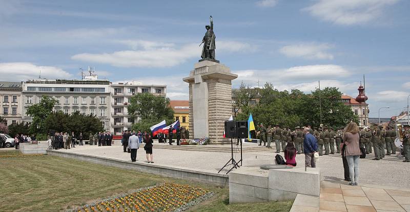 Na sedmdesáté výročí konce války v Evropě vzpomněli v pátek po jedné hodině odpoledne lidé při pietním aktu u pomníku Rudé armády na Moravském náměstí.