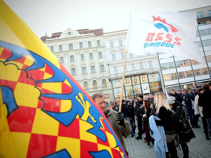 Demonstraci proti imigraci a Evropské unii svolali na sobotní odpoledne členové Dělnické strany sociální spravedlnosti. Protestního pochodu z náměstí Svobody se po třetí hodině odpoledne zúčastnila tisícovka lidí.