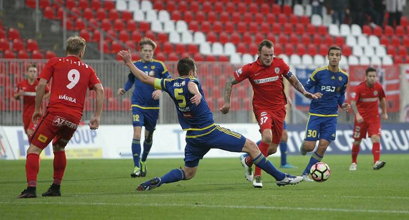 Zbrojovka v poháru pokračuje. Na jaře si zahraje už čtvrtfinále. Ve středečním duelu Mol Cupu zdolali brněnští fotbalisté na svém stadionu Jihlavu 2:1. 