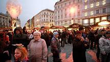 Brňané rozsvítili vánoční strom na náměstí Svobody. V centru města začaly trhy.