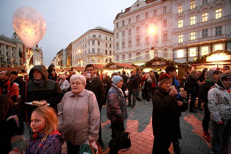 Brňané rozsvítili vánoční strom na náměstí Svobody. V centru města začaly trhy.