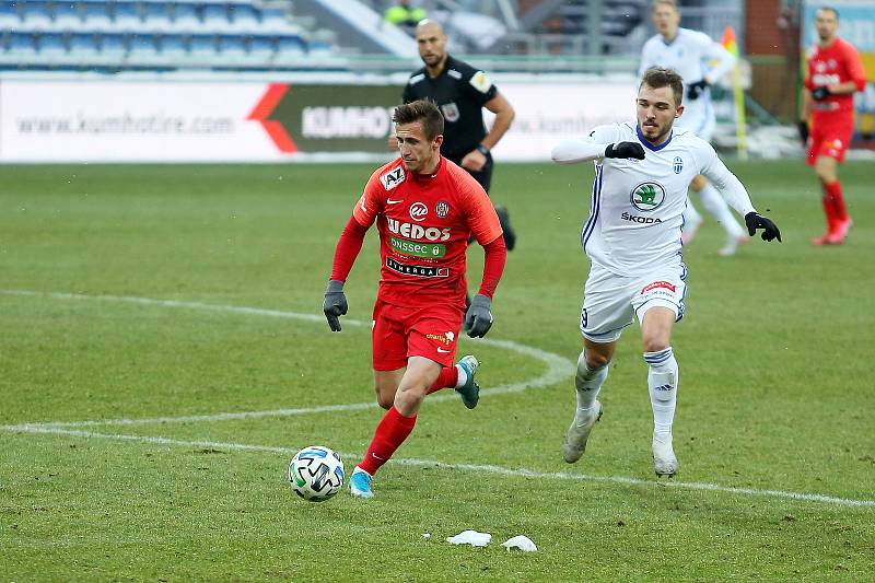 Fotbalisté Zbrojovky (v červeném) zahájili prvoligové jaro remízou v Mladé Boleslavi.