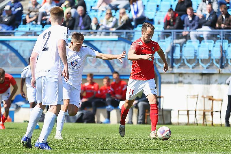 Fotbalisté Vyškova (v bílém) prohráli s vedoucí Zbrojovkou Brno na svém stadionu v Drnovicích 0:2.