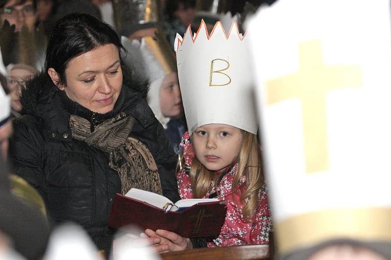 Téměř pětistovce koledníků Tříkrálové sbírky požehnal brněnský biskup Vojtěch Cikrle v katedrále svatého Petra a Pavla.