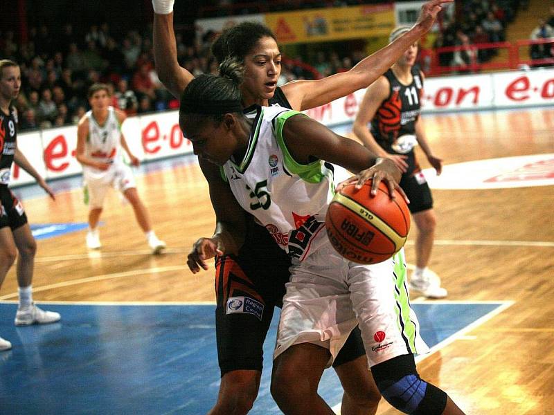 Hráčky Frisca Sika Brno podlehly na domácí palubovce basketbalistkám Bourges 62:67.