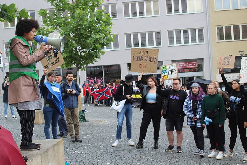 Na akci Black Lives Matter upozorňující na rasismus se v sobotu na brněnském Dominikánském náměstí sešly desítky lidí. Přišlo také hnutí Slušní lidé, jako protistrana.