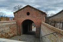 Dva a půl roku návštěvníky brněnského hradu Špilberk přicházející z Husovy ulice přesměrovávaly cedule s šipkami. Do nynějška uzavřená brána se lidem v pátek znovu otevřela.