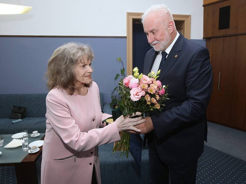 Eva Pilarová převzala Cenu Jihomoravského kraje z rukou hejtmana Bohumila Šimka.