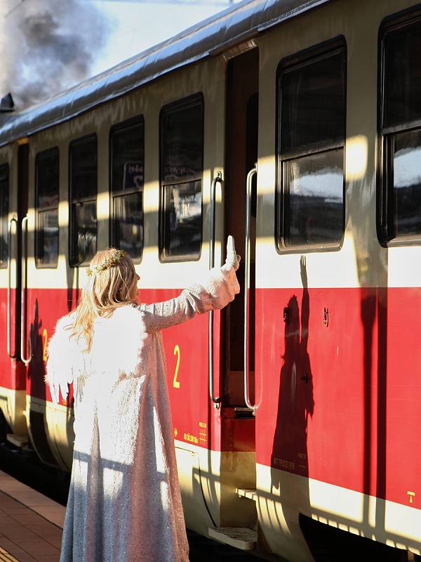 Mikulášské jízdy parním vlakem z hlavního nádraží v Brně se zúčastnily desítky rodin.