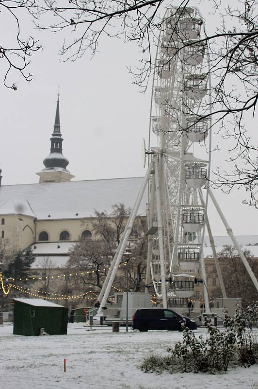 Moravské náměstí v Brně ve čtvrtek zasypal sníh.