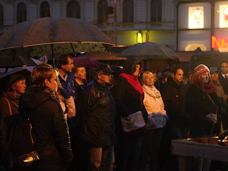 Zhruba dvě stě lidí přišlo na vzpomínkovou akci k 17. listopadu na brněnské náměstí Svobody.