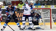 11.kolo extraligy ledního hokeje mezi domácí Kometou Brno (Martin Zaťovič) a Libercem (17 Lukáš Derner a 35 Roman Will).