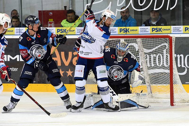 11.kolo extraligy ledního hokeje mezi domácí Kometou Brno (Martin Zaťovič) a Libercem (17 Lukáš Derner a 35 Roman Will).