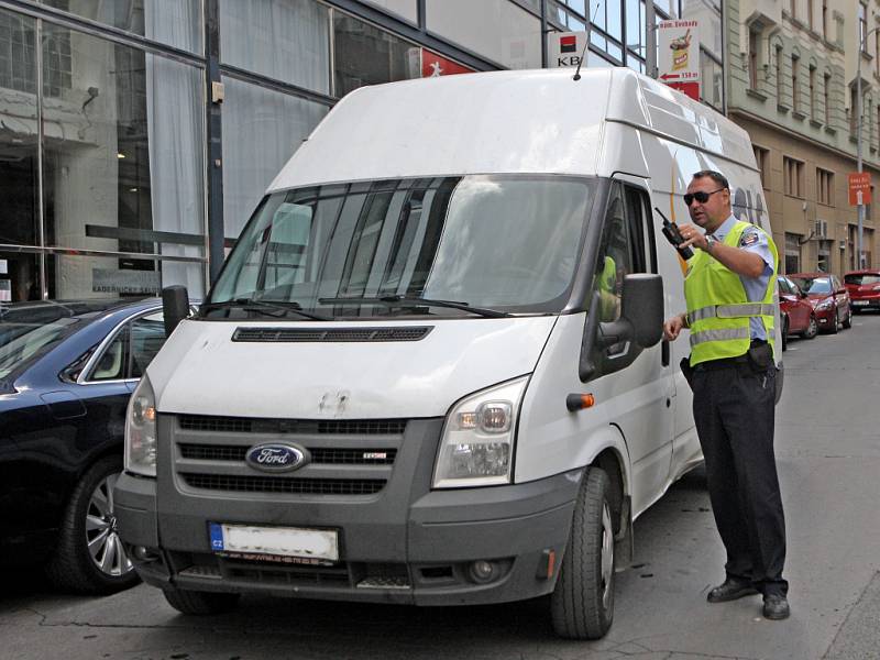 Havárie vodovodního potrubí a podemletí chodníku v ulici Veselá.