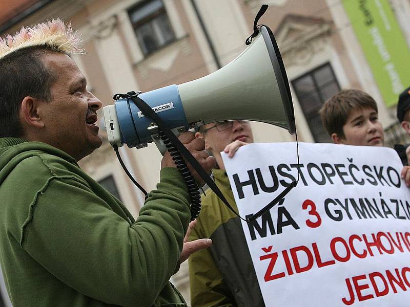 Studenti a profesoři gymnázia z Židlochovic protestovali v Brně na Moravském náměstí proti sloučení jejich školy s gymnáziem v Hustopečích.