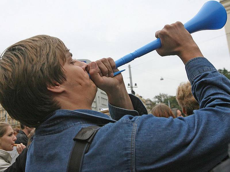 Studenti a profesoři gymnázia z Židlochovic protestovali v Brně na Moravském náměstí proti sloučení jejich školy s gymnáziem v Hustopečích.