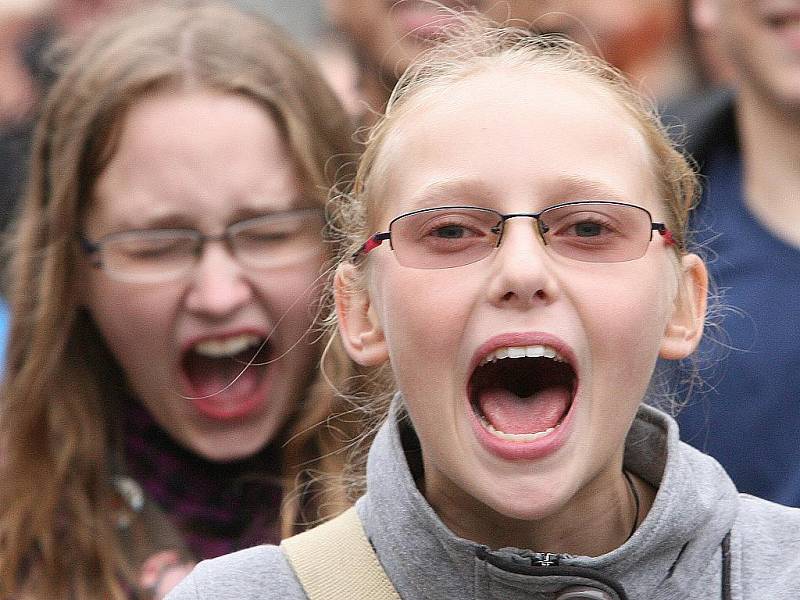 Studenti a profesoři gymnázia z Židlochovic protestovali v Brně na Moravském náměstí proti sloučení jejich školy s gymnáziem v Hustopečích.