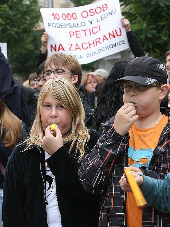 Studenti a profesoři gymnázia z Židlochovic protestovali v Brně na Moravském náměstí proti sloučení jejich školy s gymnáziem v Hustopečích.