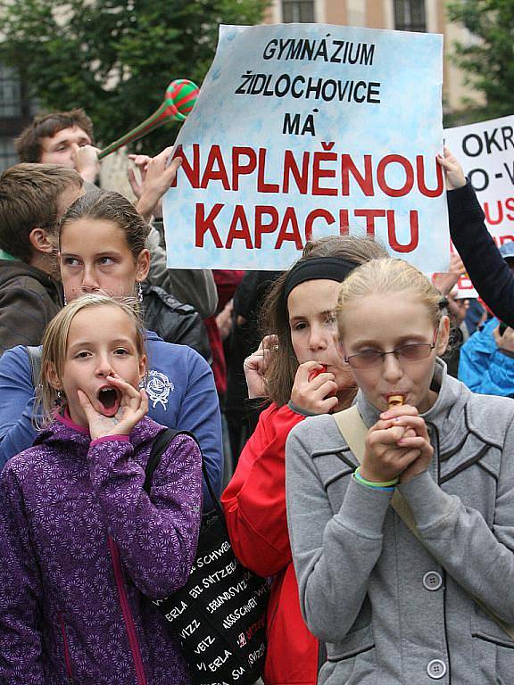 Studenti a profesoři gymnázia z Židlochovic protestovali v Brně na Moravském náměstí proti sloučení jejich školy s gymnáziem v Hustopečích.