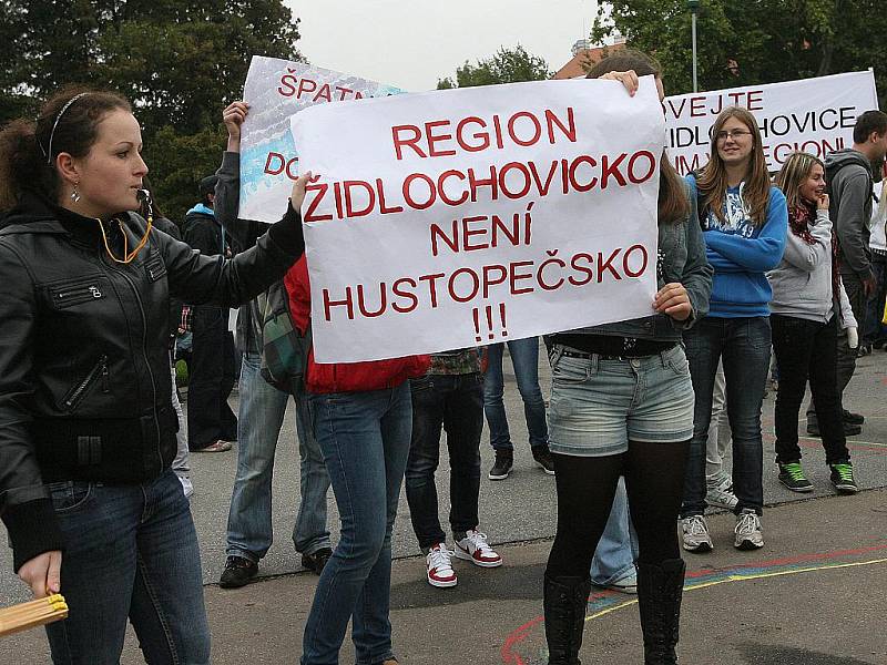 Studenti a profesoři gymnázia z Židlochovic protestovali v Brně na Moravském náměstí proti sloučení jejich školy s gymnáziem v Hustopečích.