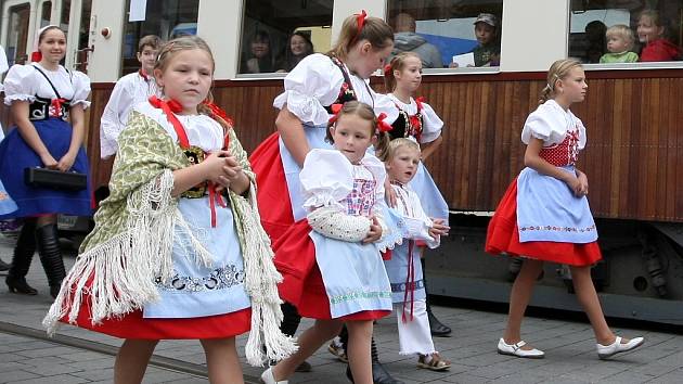 Ženy ve zdobených krojích, bryčky s koňmi a nové i staré traktory. Tak se v Brně oslavovaly jihomoravské dožínky.