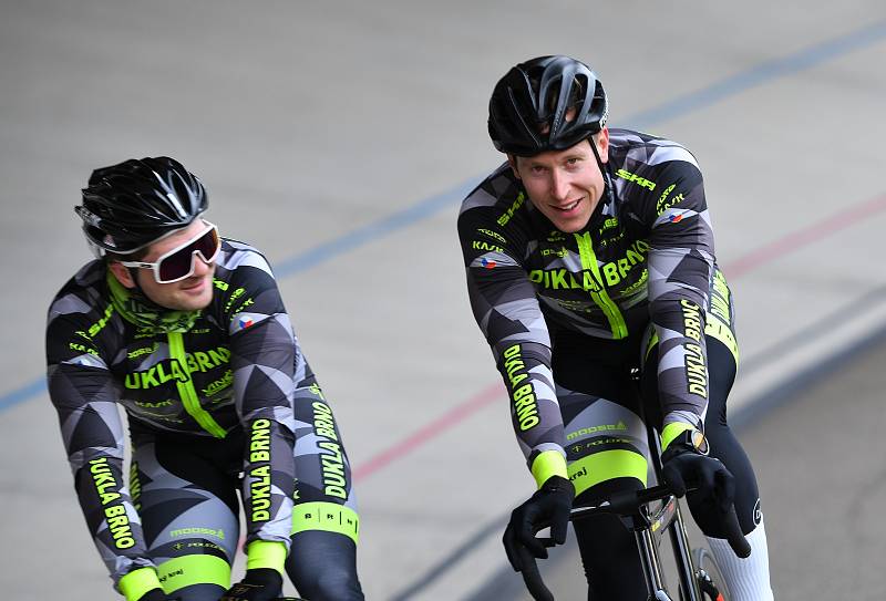 Trénink dráhových cyklistů Dukla Brno na velodromu.