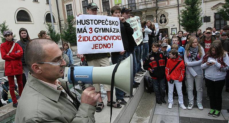 Studenti a profesoři gymnázia z Židlochovic protestovali v Brně na Moravském náměstí proti sloučení jejich školy s gymnáziem v Hustopečích.