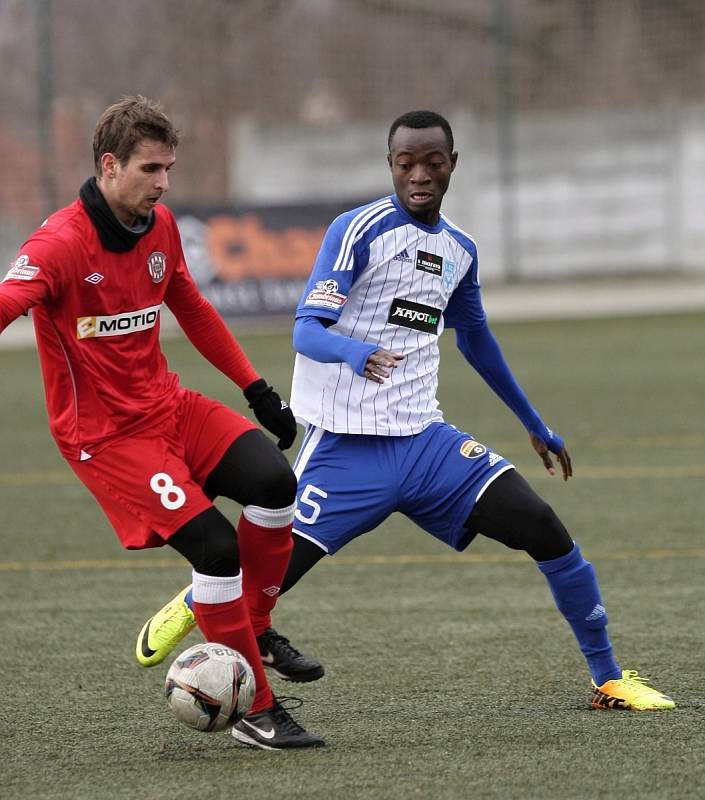 Jihomoravský souboj v Tipsport lize ovládlo Znojmo, které porazilo 1:0 brněnskou Zbrojovku (v červeném).