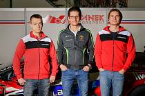 Jezdci stáje Mičánek Motorsport Jakub Knoll (vlevo) a Josef Záruba (vpravo) s manažerem Jiřím Mičánkem juniorem.
