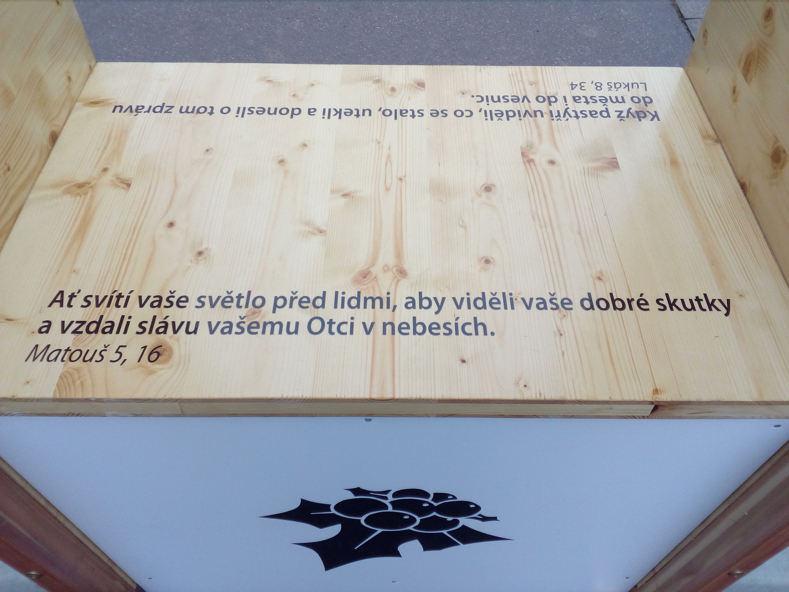 Zábrany na Moravském náměstí zdobí rámy s citáty z Bible - Brněnský deník