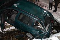Sobotní havárie poblíž Deblína na Brněnsku, kde řidič vjel do příkopu, poté narazil do lávky na mostku a následně s autem skončil v potoce.