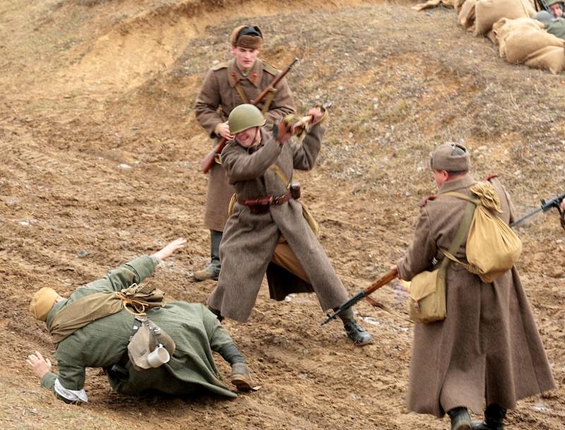  Diváci se společně s vojáky v uniformách ocitají o jedenasedmdesát let zpátky na bitevním poli nedaleko maďarského města Kapošvár. Stejně jako tehdy se střetli vojáci nacistického Německa s podporou Maďarů s Rudou armádou.