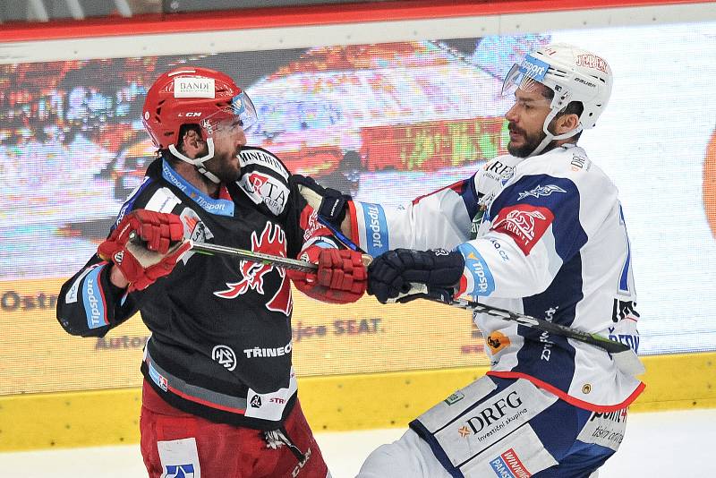 Finále play off hokejové extraligy - 2. zápas: HC Oceláři Třinec vs. HC Kometa Brno (v bílém).