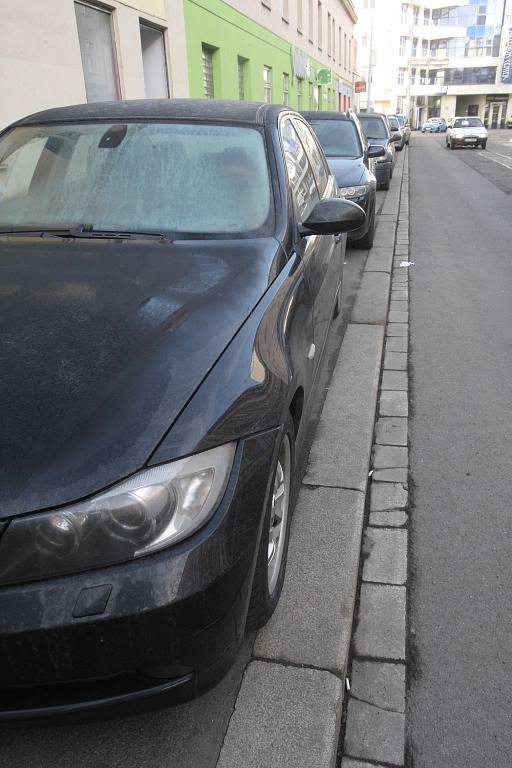 Brněnská ulice Hybešova patří mezi jednu z těch, kde řidiči často špatně parkují. Brněnští strážníci prohřešky bedlivě sledují. Loni odhalili více než šestasedmdesát tisíc případů špatného parkování, což je o čtyři tisíce více než předloni. 